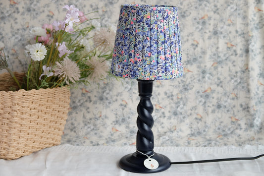 Lamparita de mesa azul marino con tulipa plisada de Liberty en tonos azules
