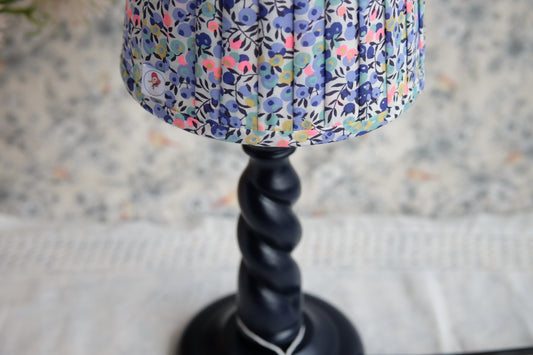 Lamparita de mesa azul marino con tulipa plisada de Liberty en tonos azules