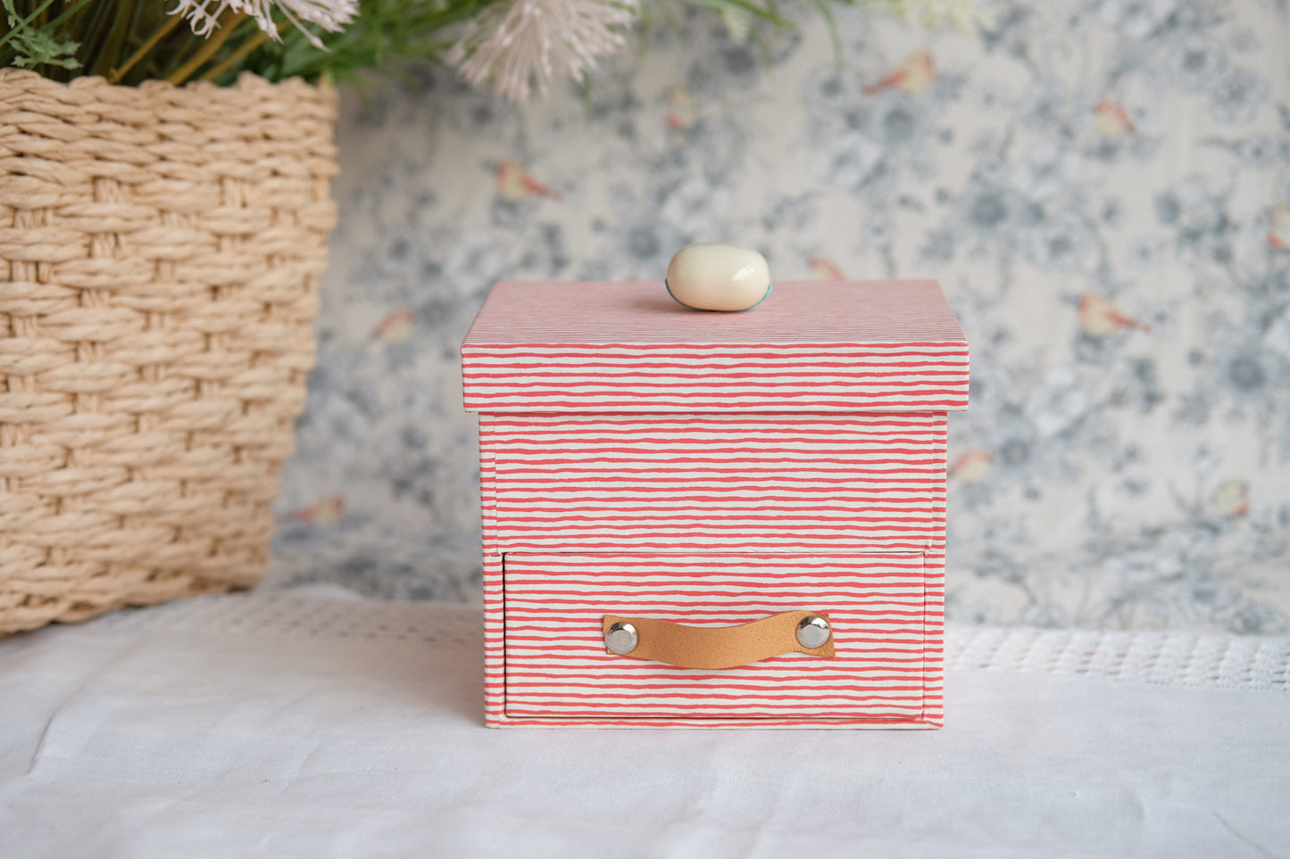Joyero con cajón rojo de rayas