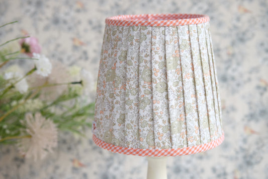 Lamparita de mesa artesana con tulipa plisada de flores y vichy naranja