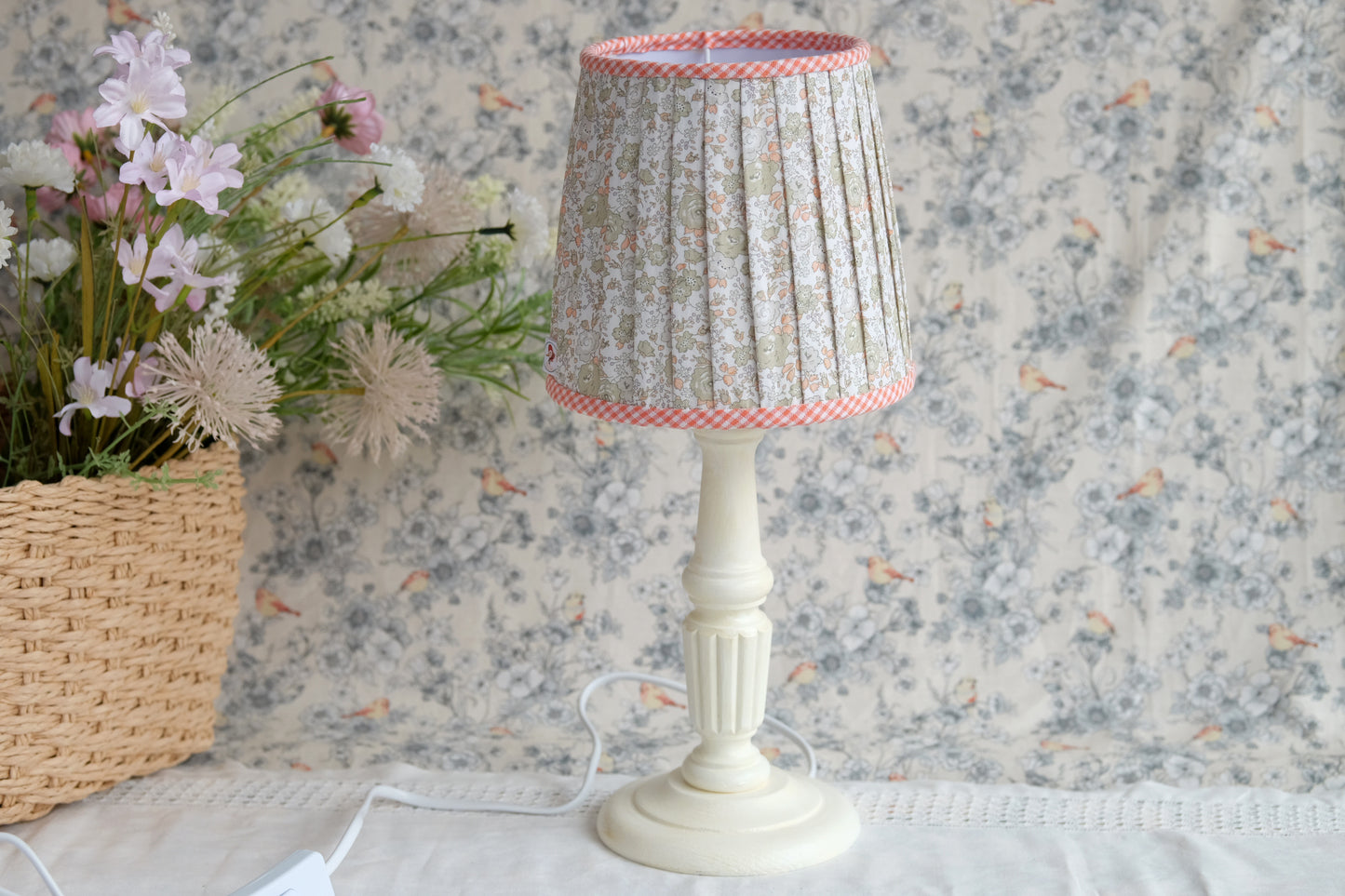 Lamparita de mesa con tulipa plisada de flores y vichy naranja