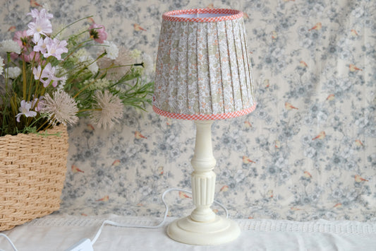 Lamparita de mesa artesana con tulipa plisada de flores y vichy naranja