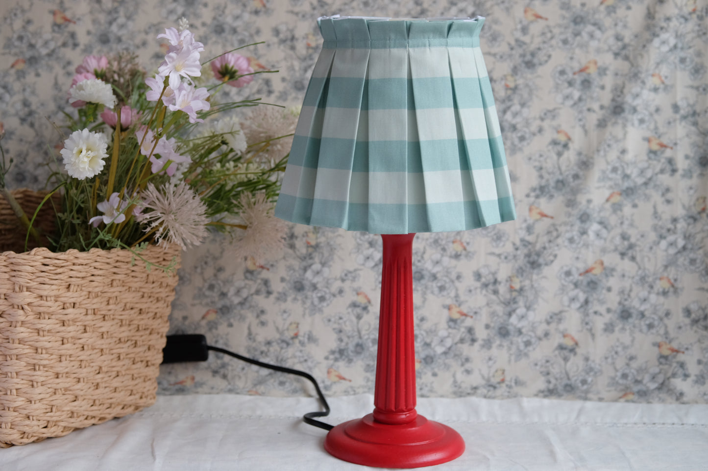 Lamparita de mesa roja con tulipa plisada estilo Cottage en rayas turquesas
