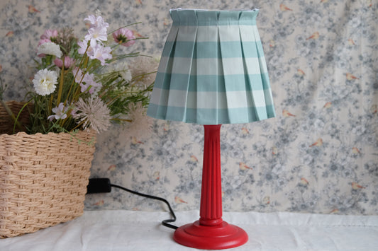 Lamparita de mesa roja con tulipa plisada estilo Cottage en rayas turquesas
