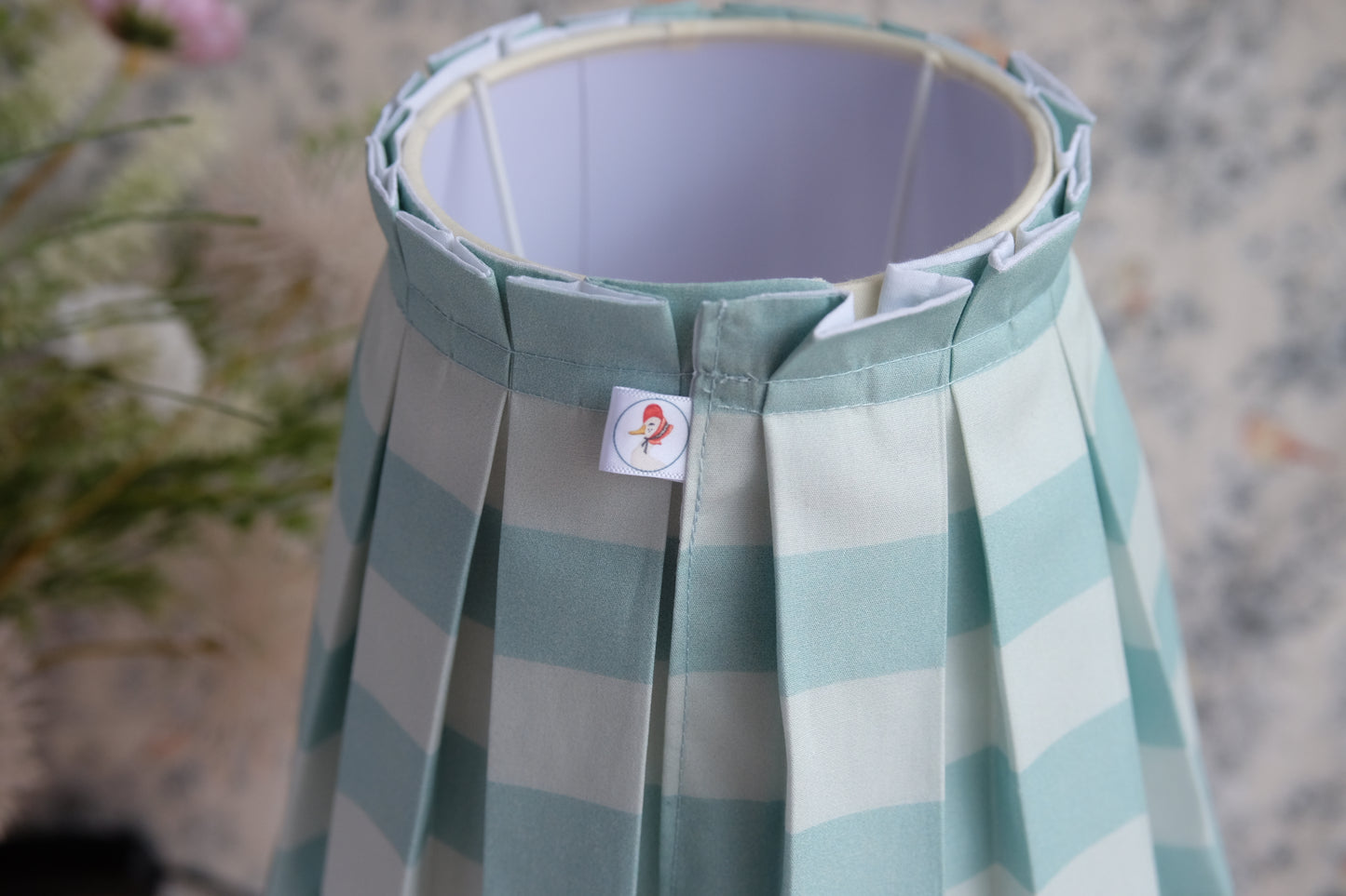 Lamparita de mesa roja con tulipa plisada estilo Cottage en rayas turquesas