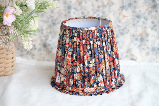 Tulipa fruncida en Liberty con flores caldera y azules