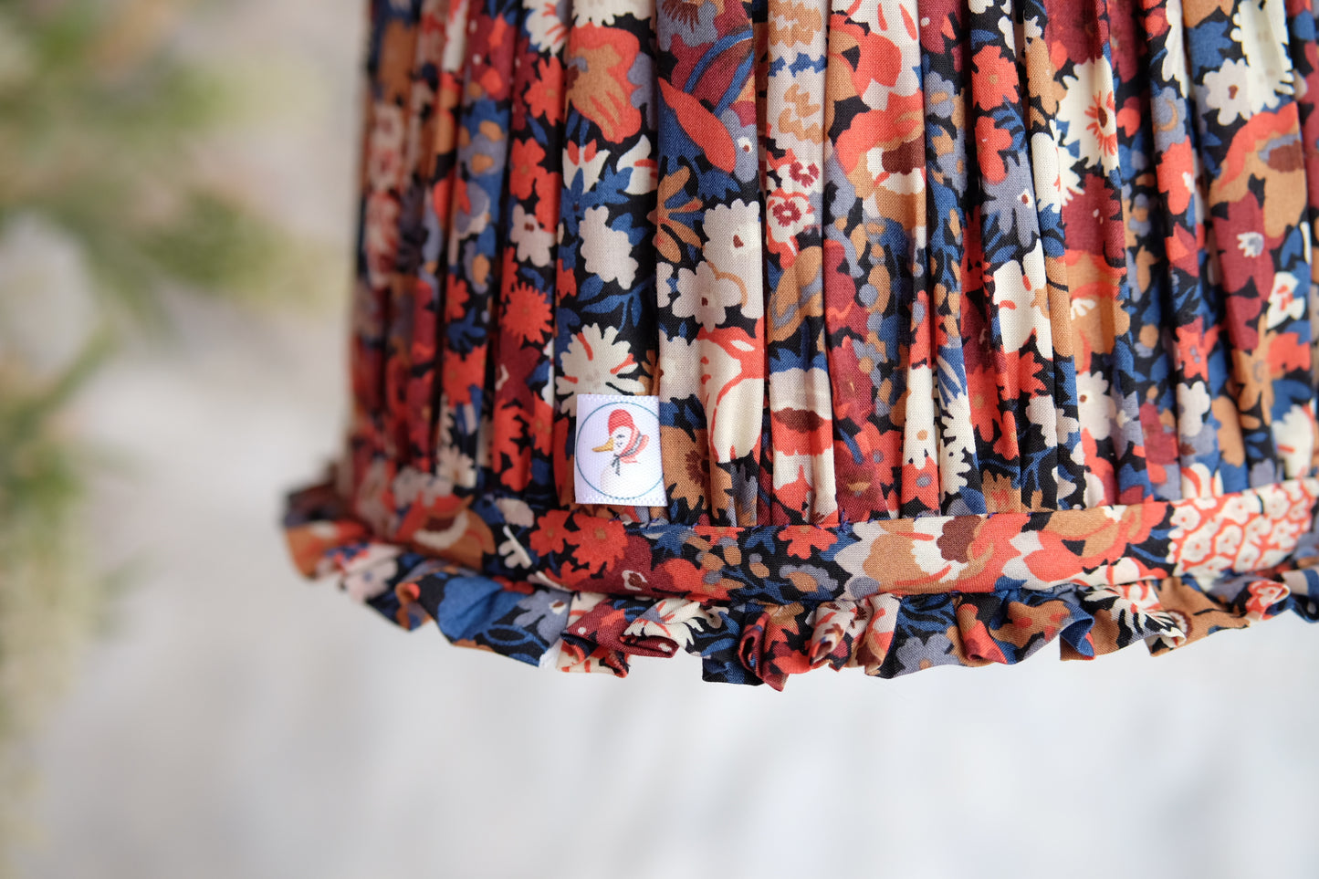 Tulipa fruncida en Liberty con flores caldera y azules