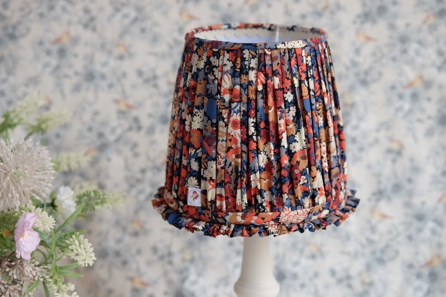 Tulipa fruncida en Liberty con flores caldera y azules