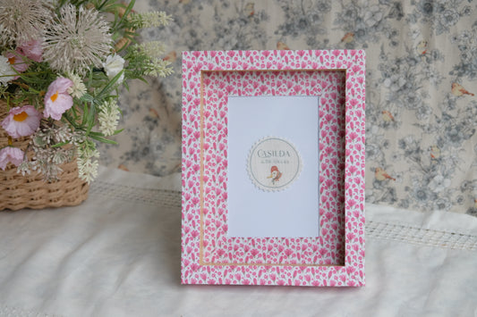 Marco de fotos entelado rosa de florecitas