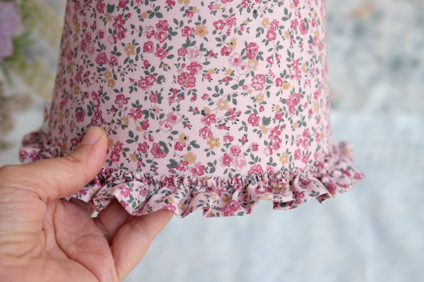 Lamparita de mesa con tulipa de flores rosas