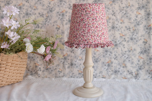 Lamparita de mesa con tulipa de flores rosas