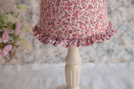 Lamparita de mesa con tulipa de flores rosas