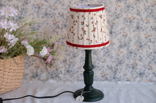 Lamparita de mesa beige con flores granates