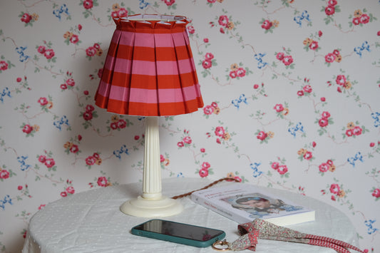 Lamparita de mesa con tulipa plisada estilo Cottage en rayas rojas