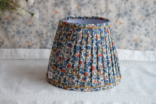 Tulipa plisada con estampado Liberty de flores azules y remate dorado