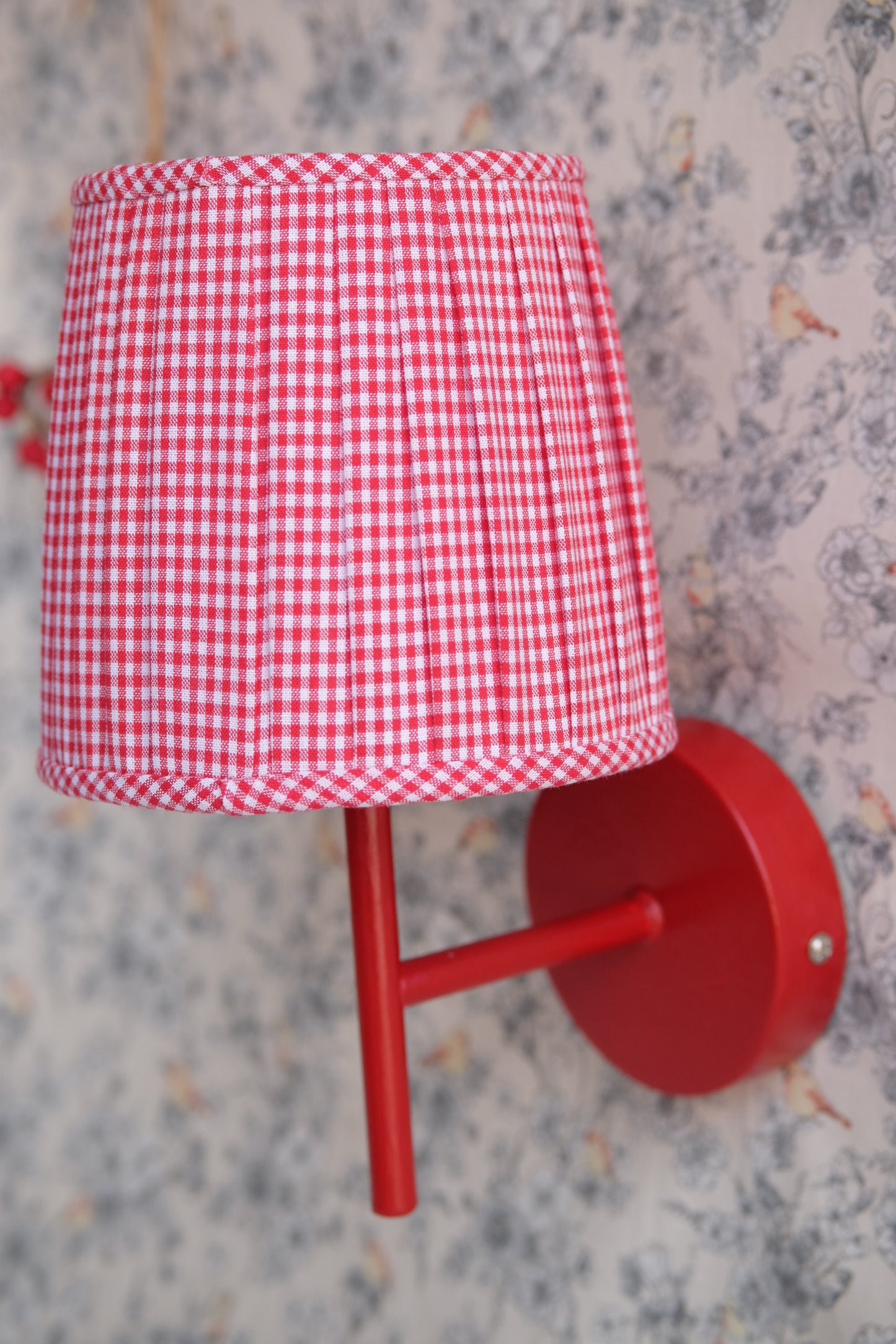 Aplique rojo con tulipa de vichy roja