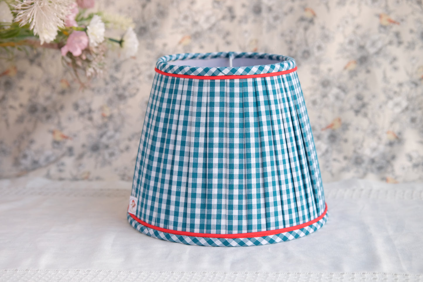 A-Tulipa plisada en vichy azul petrol con remate rojo