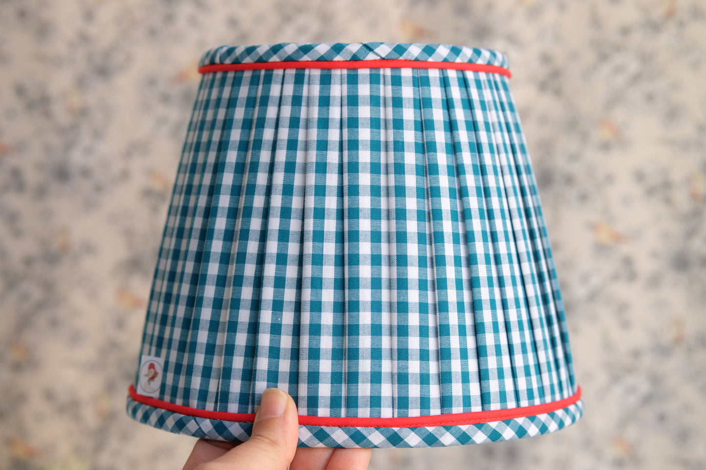 A-Tulipa plisada en vichy azul petrol con remate rojo