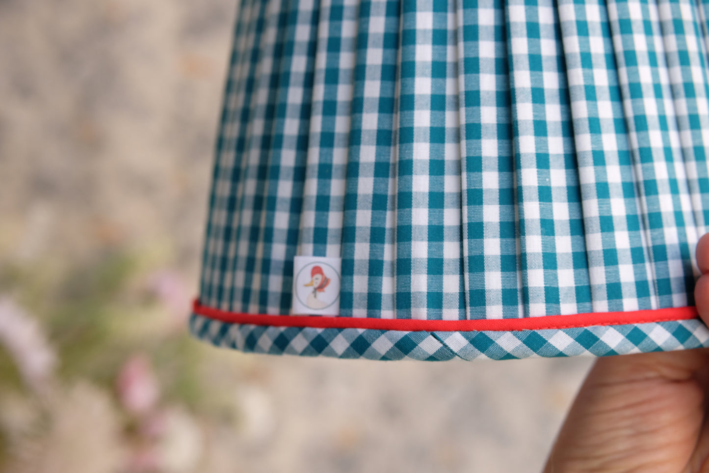 A-Tulipa plisada en vichy azul petrol con remate rojo