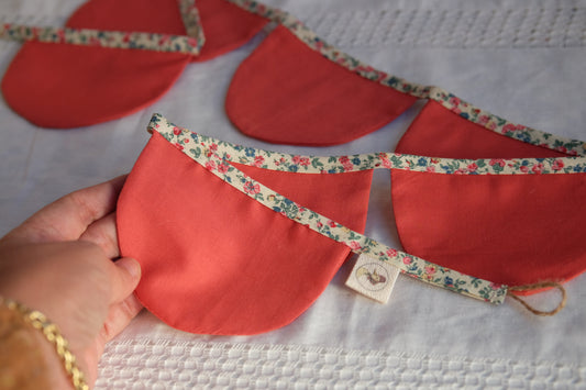 Guirnalda textil decorativa en color rojo