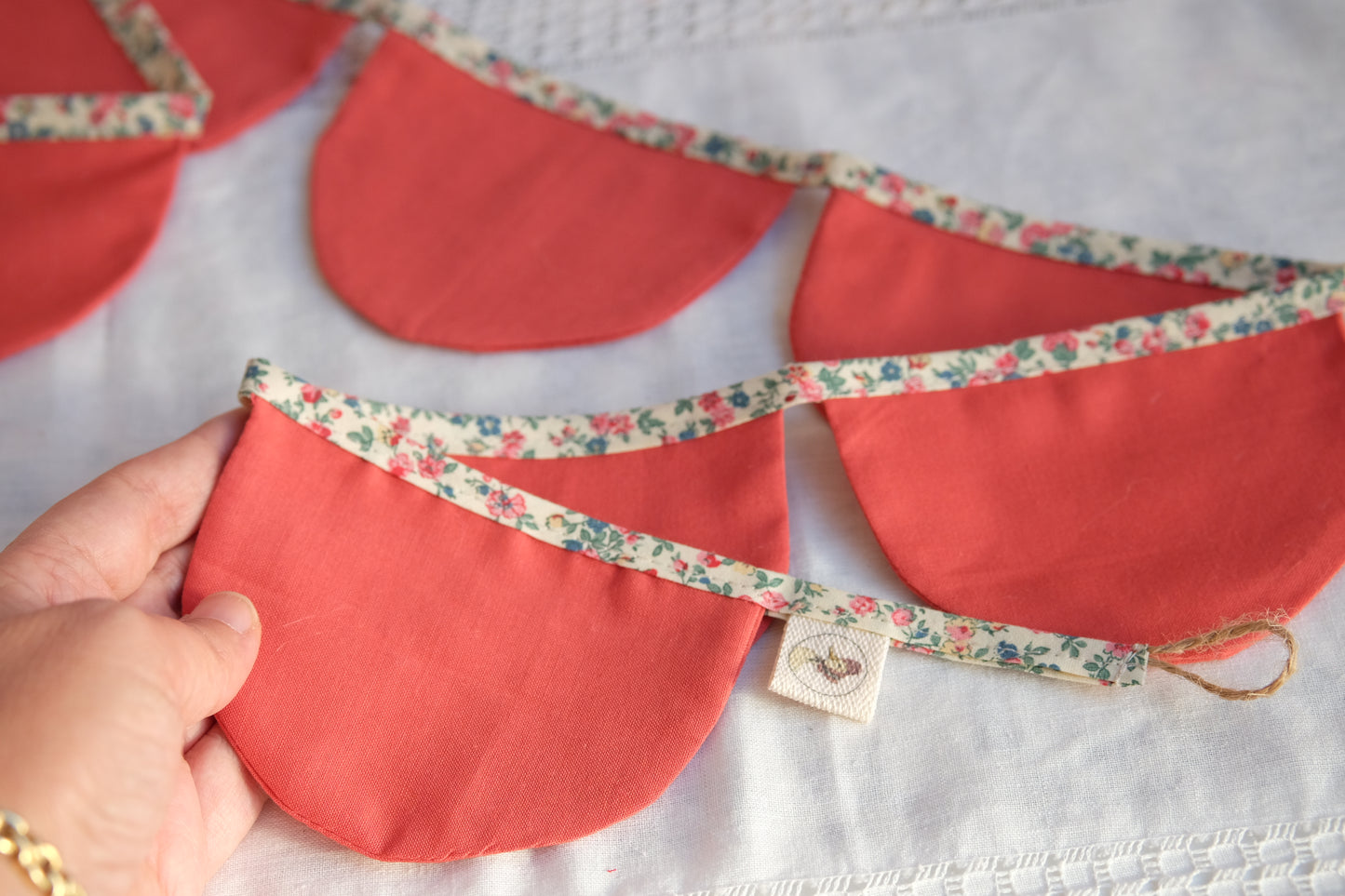 Guirnalda textil decorativa en color rojo