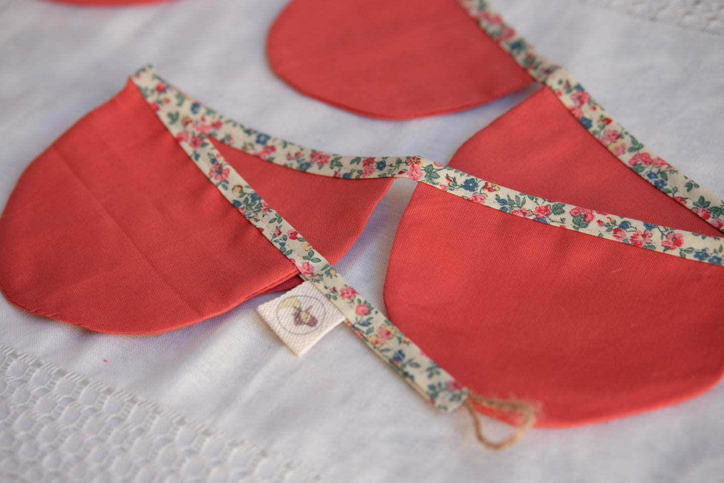 Guirnalda textil decorativa en color rojo