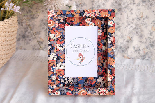 Marco de fotos entelado con Liberty floral en tonos caldera