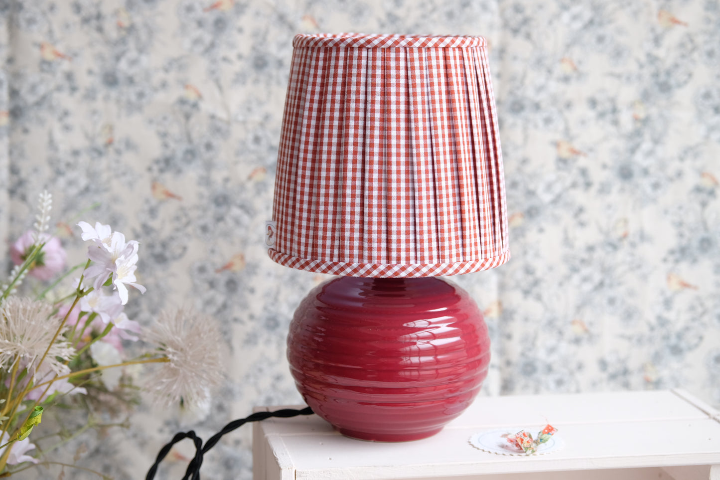 Lamparita con base vintage y tulipa plisada ovalada de vichy fresa