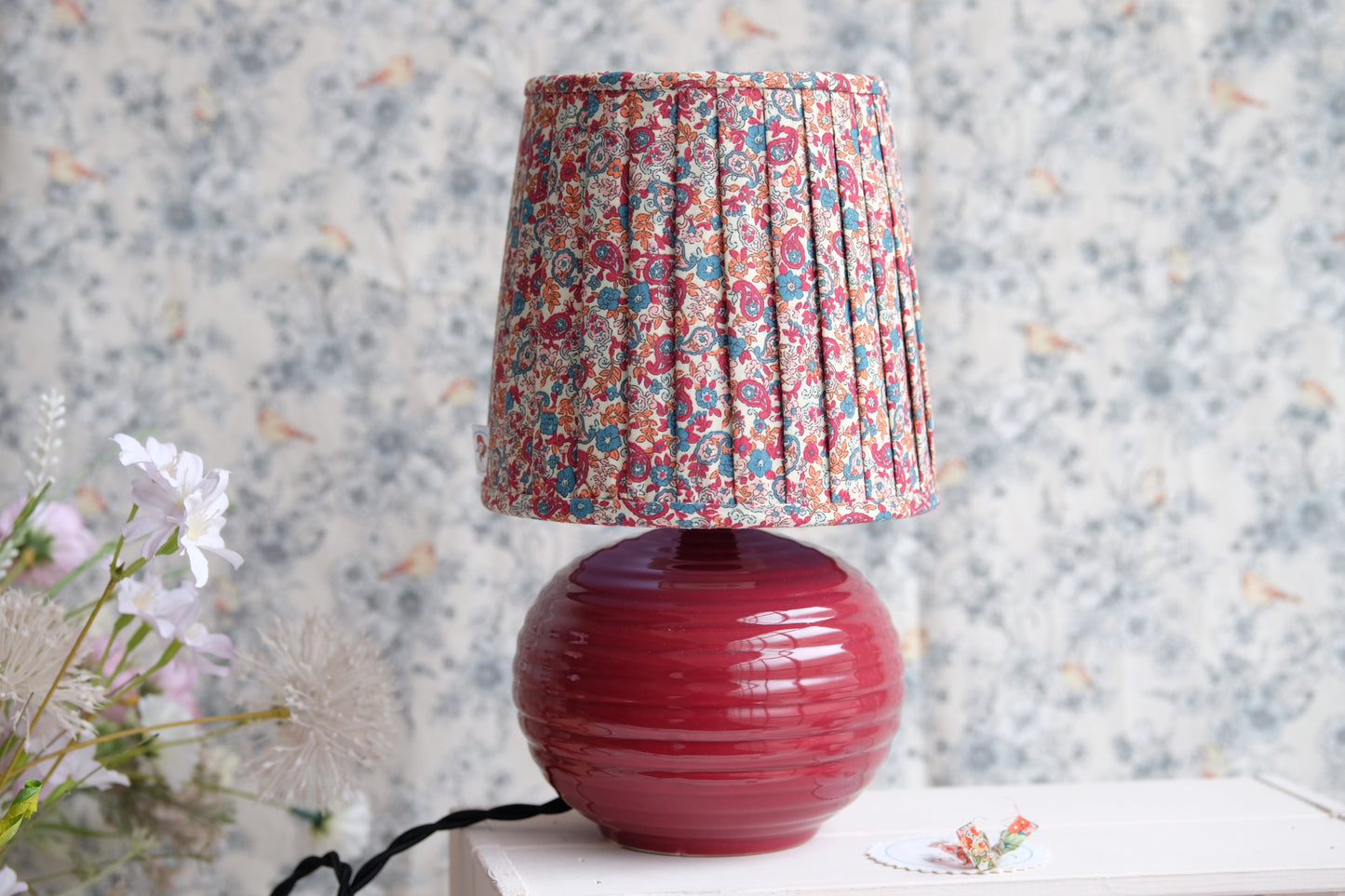 Lamparita con base vintage y tulipa plisada ovalada de vichy fresa