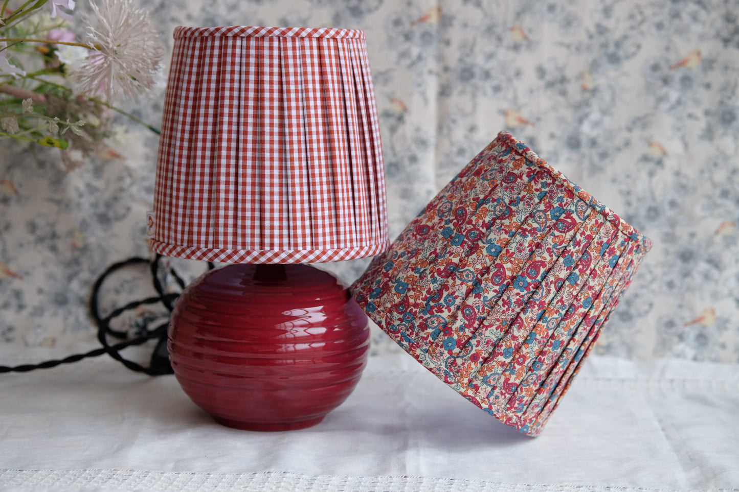 Lamparita con base vintage y tulipa plisada ovalada de vichy fresa