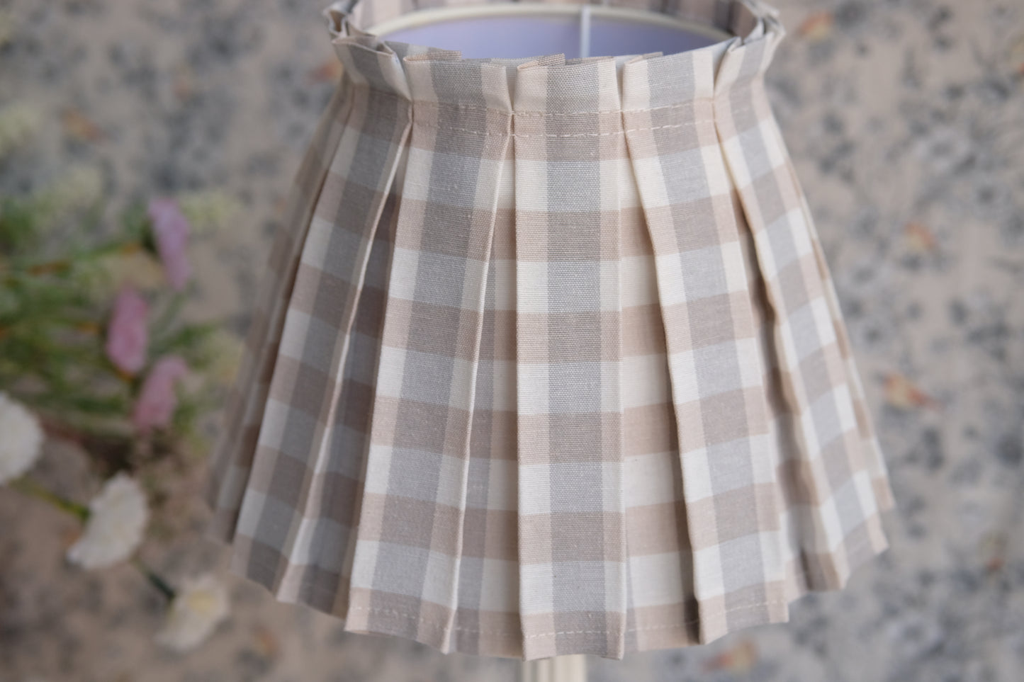 Lamparita con base de madera y tulipa de tablas en vichy beige y gris