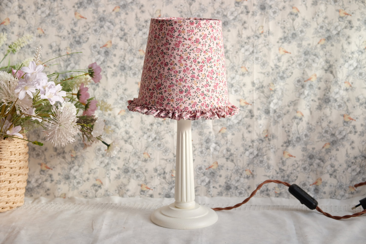 Lamparita de mesa blanca con tulipa rosa de flores