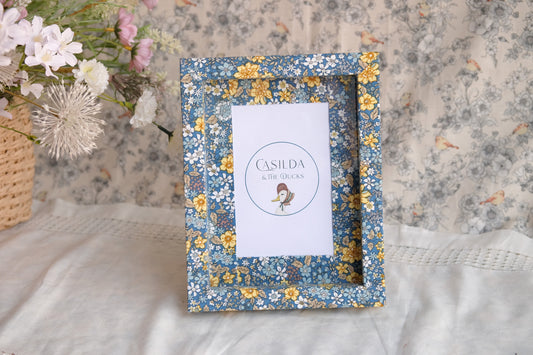 Marco de fotos entelado de flores azules y amarillas