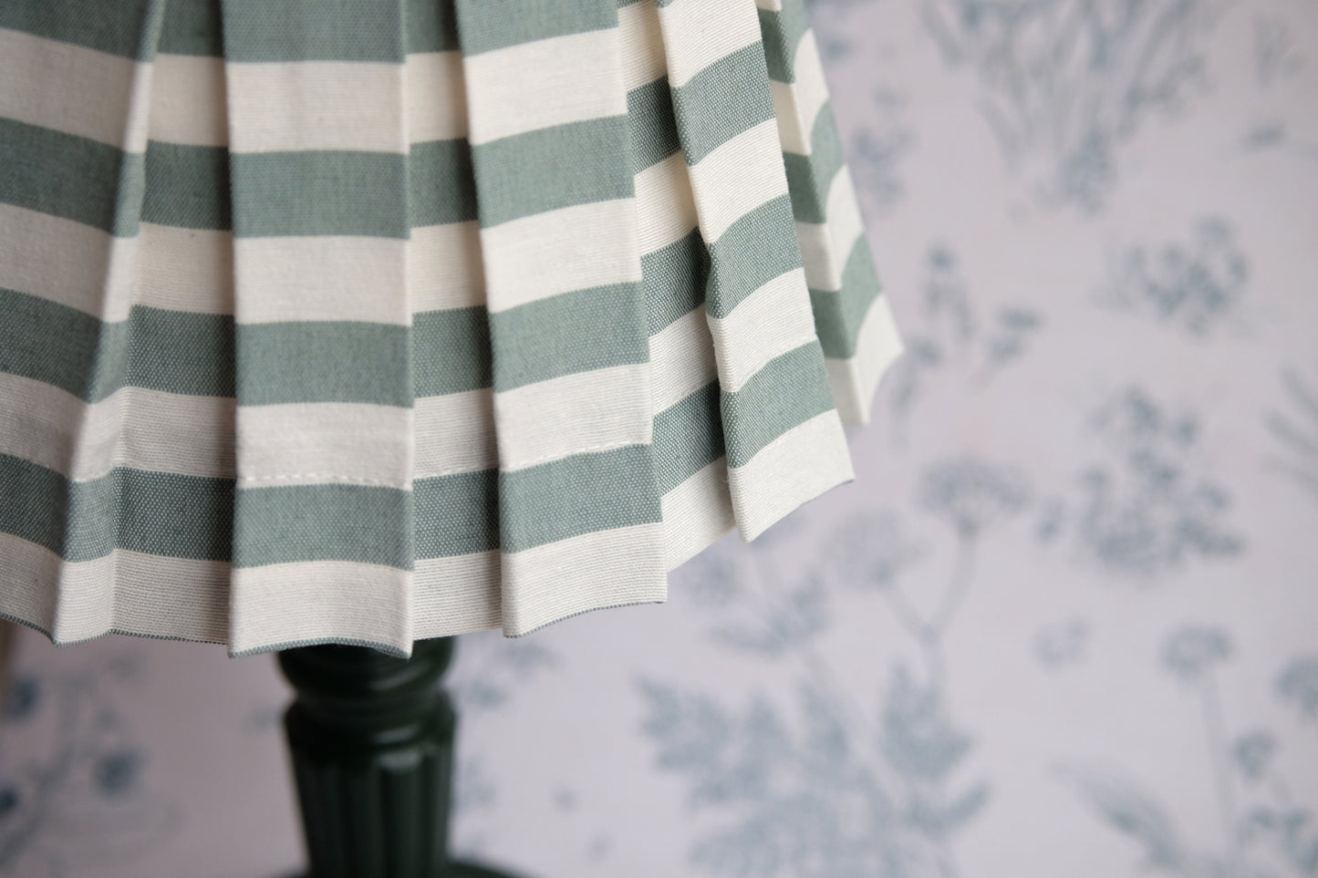 Lamparita con base verde y tulipa de tablas en rayas crudas y verde turquesa