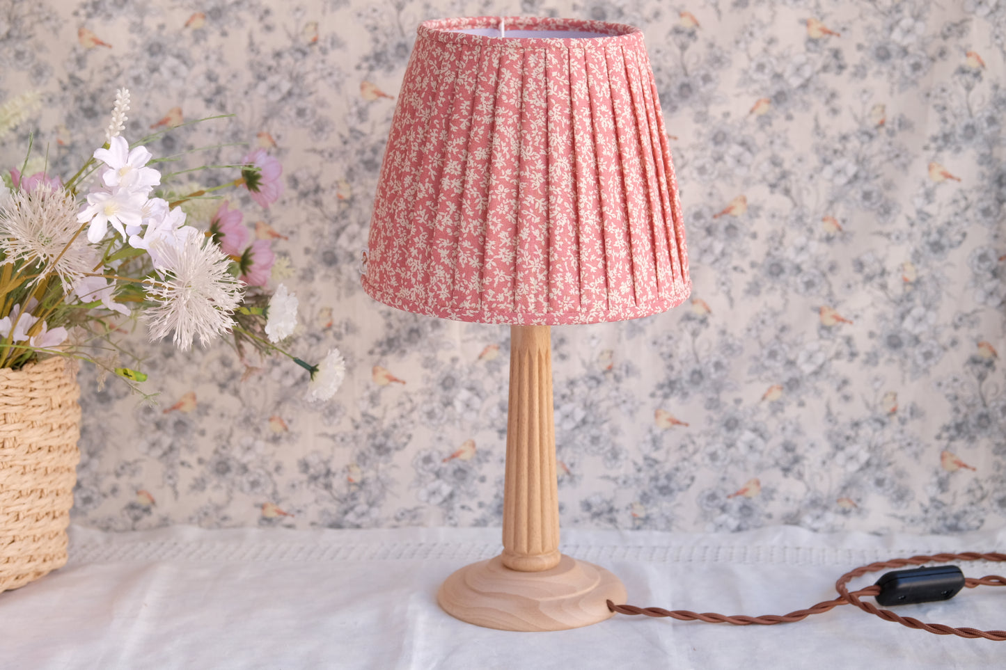 Lamparita con tulipa plisada en florecitas rosas y beige
