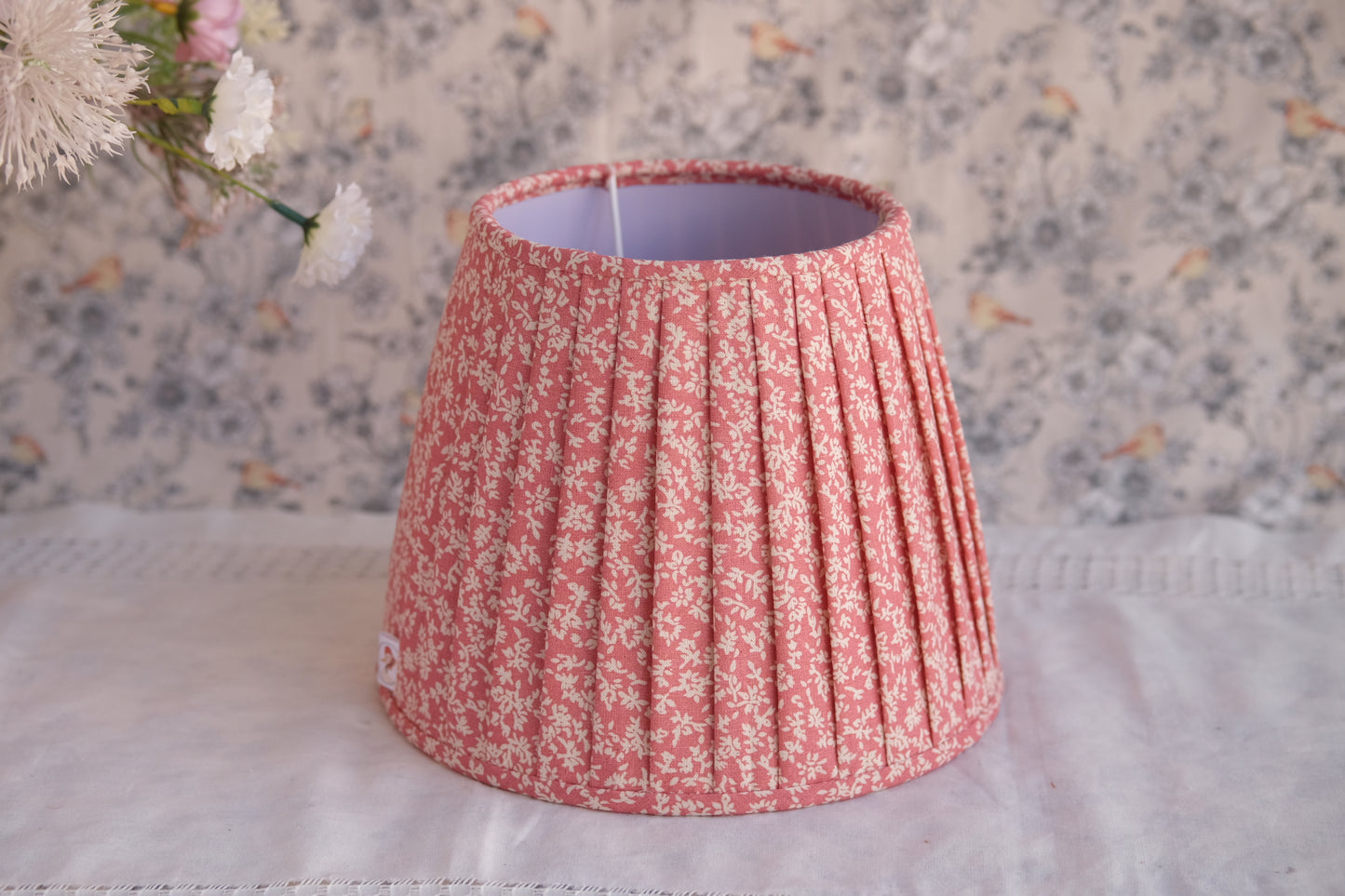 Tulipa plisada con estampado de florecitas rosas y beige