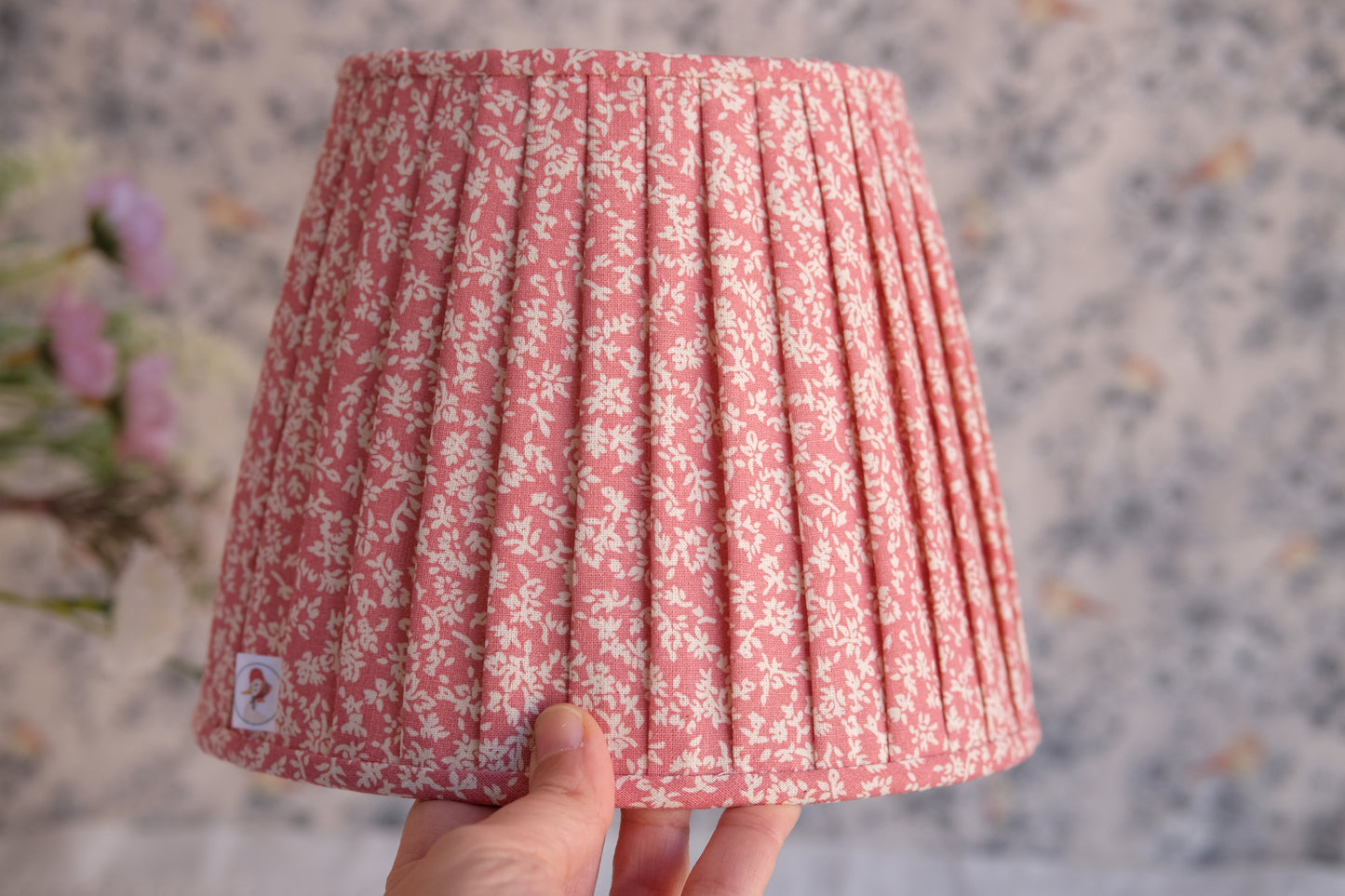 Tulipa plisada con estampado de florecitas rosas y beige