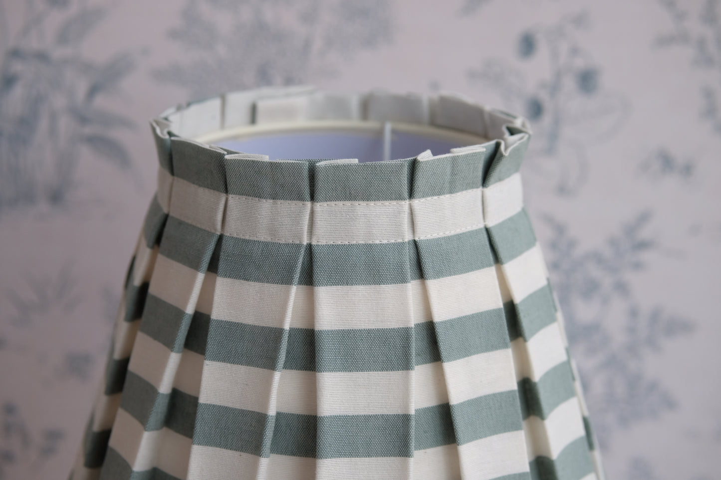 Lamparita con base verde y tulipa de tablas en rayas crudas y verde turquesa