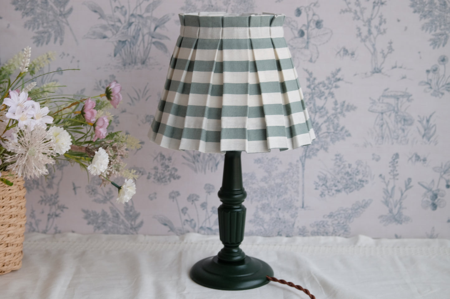 Lamparita con base verde y tulipa de tablas en rayas crudas y verde turquesa