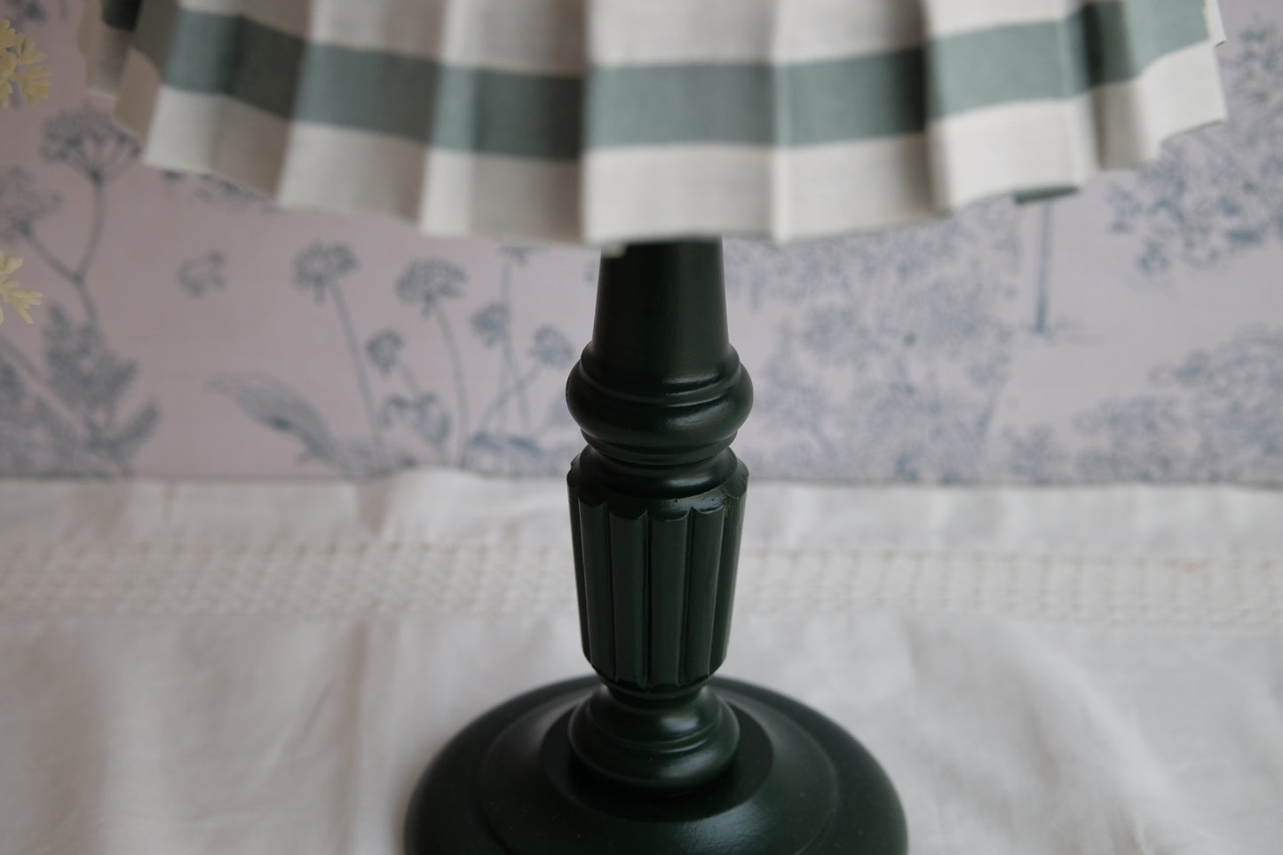 Lamparita con base verde y tulipa de tablas en rayas crudas y verde turquesa