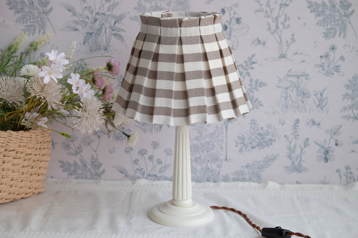 Lamparita con base blanca y tulipa de tablas en rayas crudas y topo