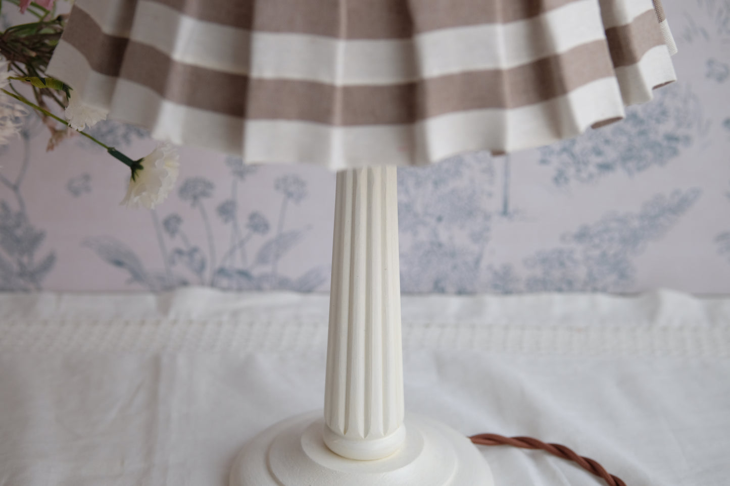 Lamparita con base blanca y tulipa de tablas en rayas crudas y topo