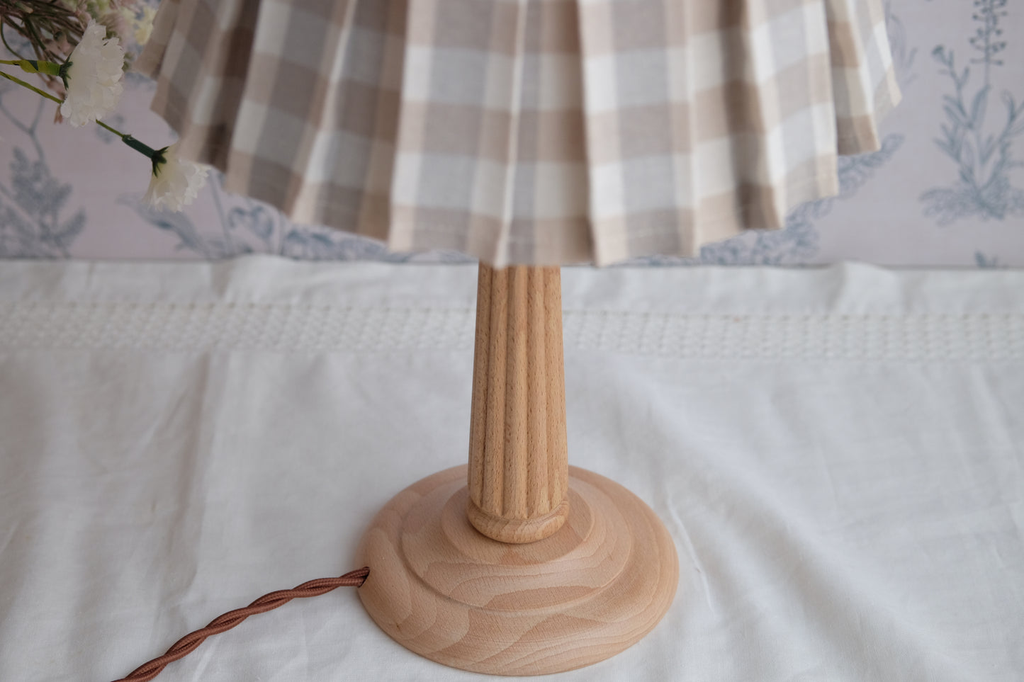 Lamparita con base de madera y tulipa de tablas en vichy beige y gris