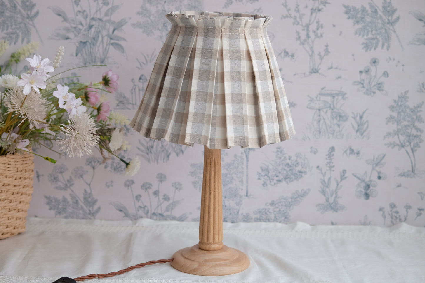 Lamparita con base de madera y tulipa de tablas en vichy beige y gris