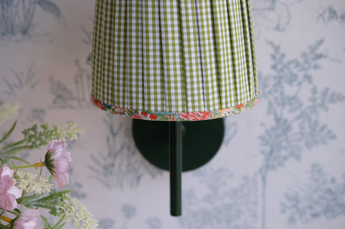 Aplique verde con tulipa plisada de vichy verde oliva