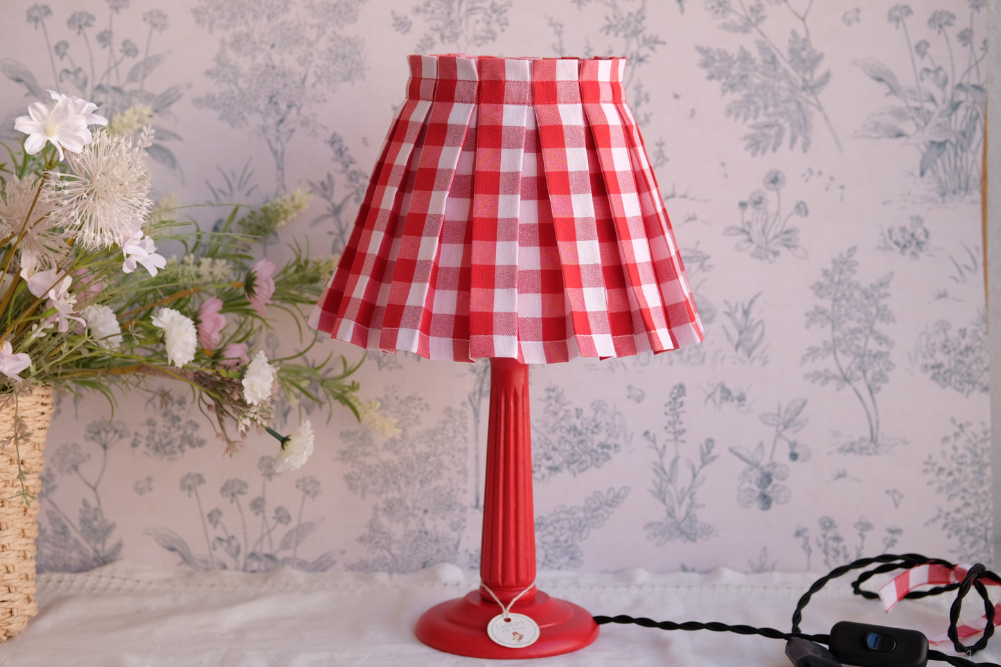 Lamparita con base roja y tulipa de tablas en vichy rojo y blanco