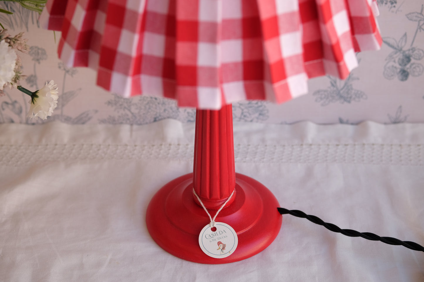 Lamparita con base roja y tulipa de tablas en vichy rojo y blanco