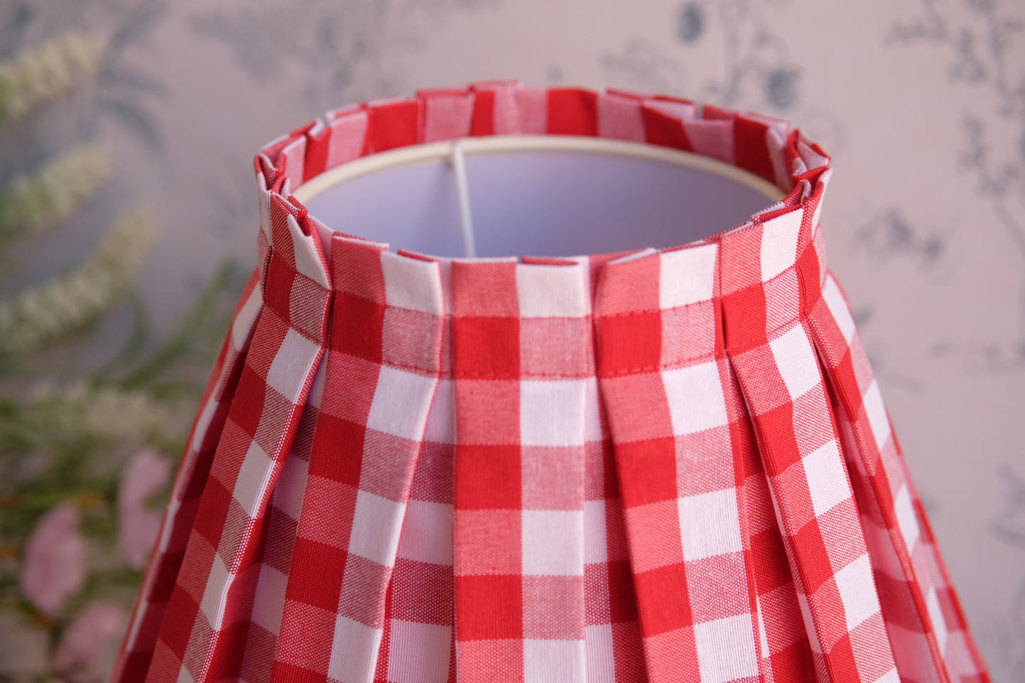 Lamparita con base roja y tulipa de tablas en vichy rojo y blanco