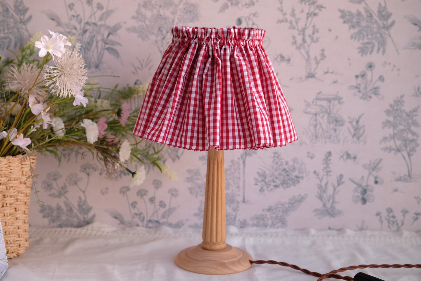 Lamparita con tulipa fruncida de vichy rojo