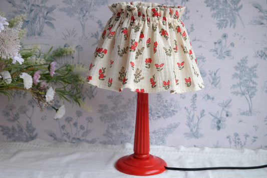 Lamparita roja con tulipa fruncida de flores rojas